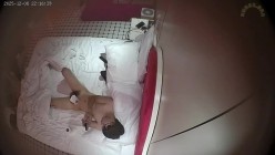 上帝视角 小伙子先把纹身妹狠狠操了一遍 还拍了片 到凌晨两人出去把纹身妹闺蜜又带回来玩双飞 截图13
