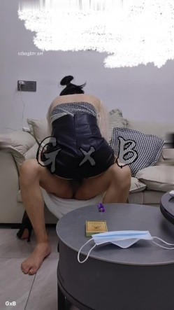 《极品反差淫妻泄密》真实骚妻居家活动无套内射刷锅第一人！推特网红NTR顶级绿帽奴GXB私拍调教啪啪3P美臀粉屄真不错 截图8