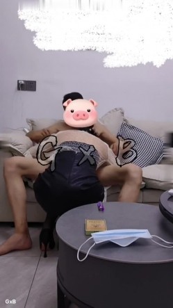 《极品反差淫妻泄密》真实骚妻居家活动无套内射刷锅第一人！推特网红NTR顶级绿帽奴GXB私拍调教啪啪3P美臀粉屄真不错 截图9