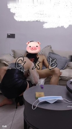 《极品反差淫妻泄密》真实骚妻居家活动无套内射刷锅第一人！推特网红NTR顶级绿帽奴GXB私拍调教啪啪3P美臀粉屄真不错 截图11