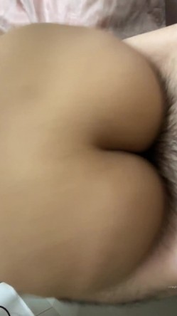 【淫妻福利】皮肤白皙肥臀细腰人妻【短裙无内】单男啪啪，绿帽癖老公找单男艹爱妻 截图12