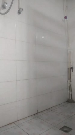 洗脸台下暗藏摄像头偷拍表妹洗澡 卧槽！这是在干啥？手指一直在下面抠 截图1