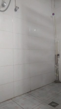 洗脸台下暗藏摄像头偷拍表妹洗澡 卧槽！这是在干啥？手指一直在下面抠 截图2