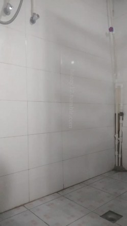 洗脸台下暗藏摄像头偷拍表妹洗澡 卧槽！这是在干啥？手指一直在下面抠 截图3