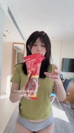 《高价VIP 福利群 泄密》性格活泼艺校身材非常顶的美乳白虎小美女【玉米】露脸私拍，塞跳蛋裸舞潮喷，各种高潮脸～稀缺资源值得收藏 截图1