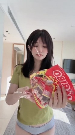 《高价VIP 福利群 泄密》性格活泼艺校身材非常顶的美乳白虎小美女【玉米】露脸私拍，塞跳蛋裸舞潮喷，各种高潮脸～稀缺资源值得收藏 截图2