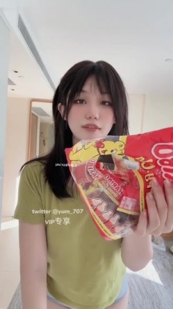 《高价VIP 福利群 泄密》性格活泼艺校身材非常顶的美乳白虎小美女【玉米】露脸私拍，塞跳蛋裸舞潮喷，各种高潮脸～稀缺资源值得收藏 截图3