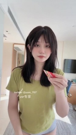《高价VIP 福利群 泄密》性格活泼艺校身材非常顶的美乳白虎小美女【玉米】露脸私拍，塞跳蛋裸舞潮喷，各种高潮脸～稀缺资源值得收藏 截图4