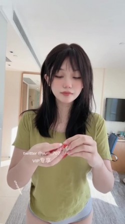 《高价VIP 福利群 泄密》性格活泼艺校身材非常顶的美乳白虎小美女【玉米】露脸私拍，塞跳蛋裸舞潮喷，各种高潮脸～稀缺资源值得收藏 截图5