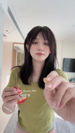 《高价VIP 福利群 泄密》性格活泼艺校身材非常顶的美乳白虎小美女【玉米】露脸私拍，塞跳蛋裸舞潮喷，各种高潮脸～稀缺资源值得收藏 截图6