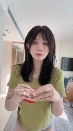 《高价VIP 福利群 泄密》性格活泼艺校身材非常顶的美乳白虎小美女【玉米】露脸私拍，塞跳蛋裸舞潮喷，各种高潮脸～稀缺资源值得收藏 截图7
