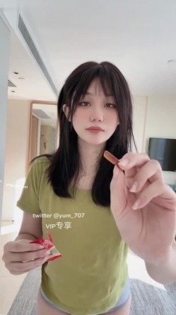 《高价VIP 福利群 泄密》性格活泼艺校身材非常顶的美乳白虎小美女【玉米】露脸私拍，塞跳蛋裸舞潮喷，各种高潮脸～稀缺资源值得收藏 截图8