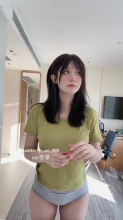 《高价VIP 福利群 泄密》性格活泼艺校身材非常顶的美乳白虎小美女【玉米】露脸私拍，塞跳蛋裸舞潮喷，各种高潮脸～稀缺资源值得收藏 截图9