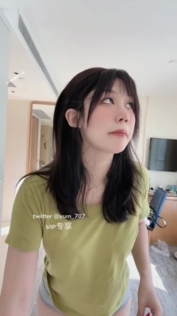 《高价VIP 福利群 泄密》性格活泼艺校身材非常顶的美乳白虎小美女【玉米】露脸私拍，塞跳蛋裸舞潮喷，各种高潮脸～稀缺资源值得收藏 截图11