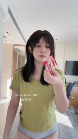 《高价VIP 福利群 泄密》性格活泼艺校身材非常顶的美乳白虎小美女【玉米】露脸私拍，塞跳蛋裸舞潮喷，各种高潮脸～稀缺资源值得收藏 截图12