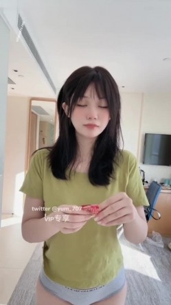 《高价VIP 福利群 泄密》性格活泼艺校身材非常顶的美乳白虎小美女【玉米】露脸私拍，塞跳蛋裸舞潮喷，各种高潮脸～稀缺资源值得收藏 截图13