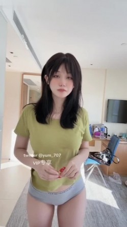 《高价VIP 福利群 泄密》性格活泼艺校身材非常顶的美乳白虎小美女【玉米】露脸私拍，塞跳蛋裸舞潮喷，各种高潮脸～稀缺资源值得收藏 截图14