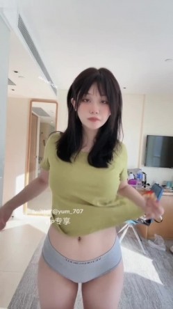 《高价VIP 福利群 泄密》性格活泼艺校身材非常顶的美乳白虎小美女【玉米】露脸私拍，塞跳蛋裸舞潮喷，各种高潮脸～稀缺资源值得收藏 截图15