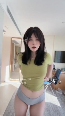 《高价VIP 福利群 泄密》性格活泼艺校身材非常顶的美乳白虎小美女【玉米】露脸私拍，塞跳蛋裸舞潮喷，各种高潮脸～稀缺资源值得收藏 截图16