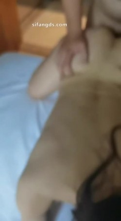 顶级淫妻博主【刺鸡】，挺漂亮的少妇，约大学生3P和4P，完美露脸，好淫荡的场景 截图11