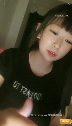 萝莉感满满~超大巨乳学妹【小奶瓶】，大黑牛跳蛋轮流插淫穴，‘哎呀我的妈，阴蒂好痒好痒，啊啊啊’高潮弄到喷水！ 截图1
