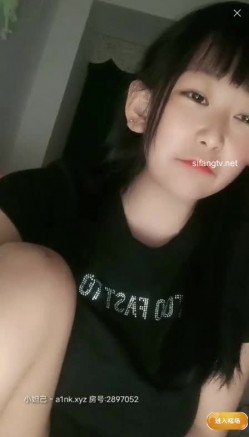 萝莉感满满~超大巨乳学妹【小奶瓶】，大黑牛跳蛋轮流插淫穴，‘哎呀我的妈，阴蒂好痒好痒，啊啊啊’高潮弄到喷水！ 截图4