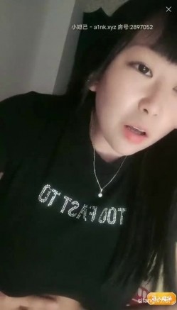 萝莉感满满~超大巨乳学妹【小奶瓶】，大黑牛跳蛋轮流插淫穴，‘哎呀我的妈，阴蒂好痒好痒，啊啊啊’高潮弄到喷水！ 截图15