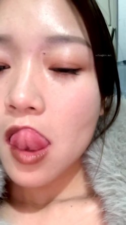 户外露出达人【御姐爱深喉】丝袜裸空从商场到图书馆再到超市裸空，周围人声鼎沸，玩得好刺激！ 截图10
