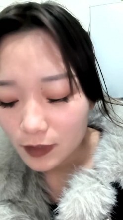 户外露出达人【御姐爱深喉】丝袜裸空从商场到图书馆再到超市裸空，周围人声鼎沸，玩得好刺激！ 截图15