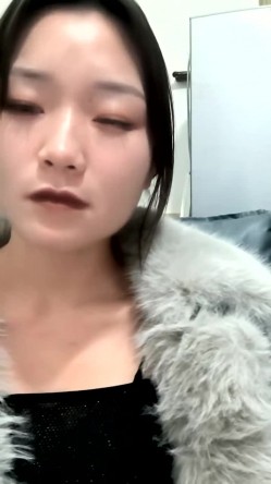 户外露出达人【御姐爱深喉】丝袜裸空从商场到图书馆再到超市裸空，周围人声鼎沸，玩得好刺激！ 截图16