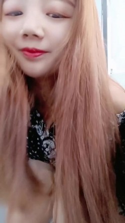 美容店风骚女老板娘被小哥爆草蹂躏口爆吞精，全程露脸丝袜短裙给狼友看奶玩逼，口交大鸡巴被小哥无套爆草 截图3