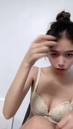 人气女神来袭，明星颜值，大美女，【广州大学生】，身材曼妙前凸后翘，白浆从洞洞流出 截图4