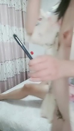良家骚人妻跟小哥在家激情啪啪，全程露脸让小哥吃奶玩逼，从乳头舔到大鸡巴，激情上位无套抽插压在身下内射 截图3