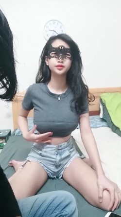 爆乳--小迷妹呀 ️，02年童颜巨乳，柳腰玉乳、翘臀，细长腿，做爱撞击的乳中飞舞，叫床声让人瞬间想射！ 截图1