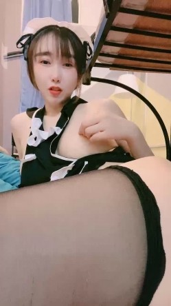 9分颜值网红女神！女仆装性感黑丝！多毛骚穴特写，扭腰摆臀诱惑，娇喘呻吟，表情很是享受 截图9