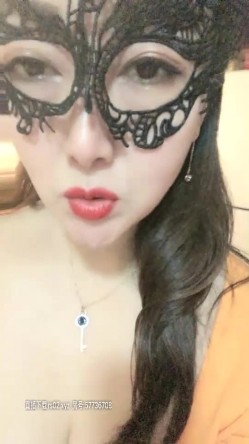 面罩大奶骚熟女和炮友啪啪，性感黑丝皮短裤戴头套口交舔逼 截图1