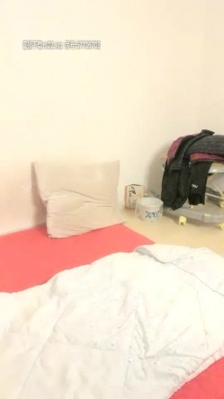 面罩大奶骚熟女和炮友啪啪，性感黑丝皮短裤戴头套口交舔逼 截图8