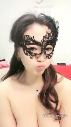 面罩大奶骚熟女和炮友啪啪，性感黑丝皮短裤戴头套口交舔逼 截图15