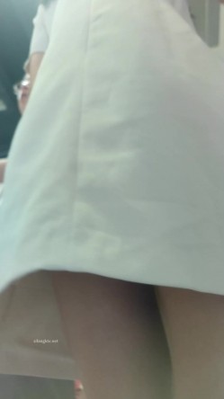 原创抄底『XLBCD』 极品妹子窄内漏了好多毛 截图1