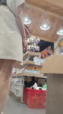 原创抄底『XLBCD』 极品妹子窄内漏了好多毛 截图2