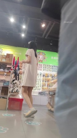 原创抄底『XLBCD』 极品妹子窄内漏了好多毛 截图7