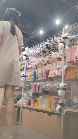 原创抄底『XLBCD』 极品妹子窄内漏了好多毛 截图8