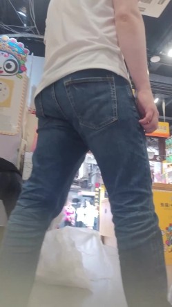 原创抄底『XLBCD』 极品妹子窄内漏了好多毛 截图9