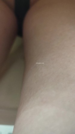 原创抄底『XLBCD』 极品妹子窄内漏了好多毛 截图13