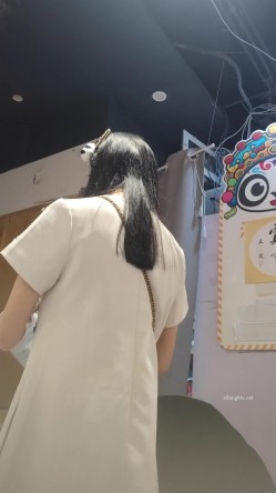 原创抄底『XLBCD』 极品妹子窄内漏了好多毛 截图16