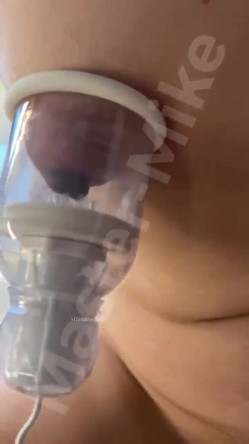 真枪实弹折磨女奴！推特重度虐女金主【迈克大师】饲养多位性奴开发私拍，操够了各种花样 截图4