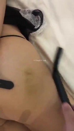 【重磅强推 ️性奴人妻】奴性十足的骚浪贱『丝欣Mm』舔脚滴蜡口交啪啪 新婚大红床上被主人后入 撞击肥臀一颤一颤 截图11