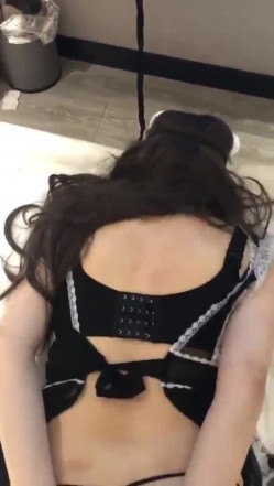 【重磅强推 ️性奴人妻】奴性十足的骚浪贱『丝欣Mm』舔脚滴蜡口交啪啪 新婚大红床上被主人后入 撞击肥臀一颤一颤 截图16