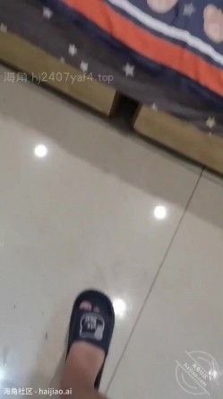 乱伦大神【梦想是母姨双飞】付费钻石贴，和两个骚货在帐篷里欢爱 截图1