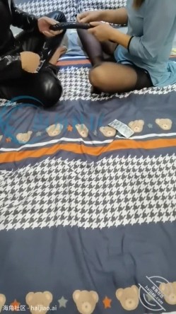 乱伦大神【梦想是母姨双飞】付费钻石贴，和两个骚货在帐篷里欢爱 截图2